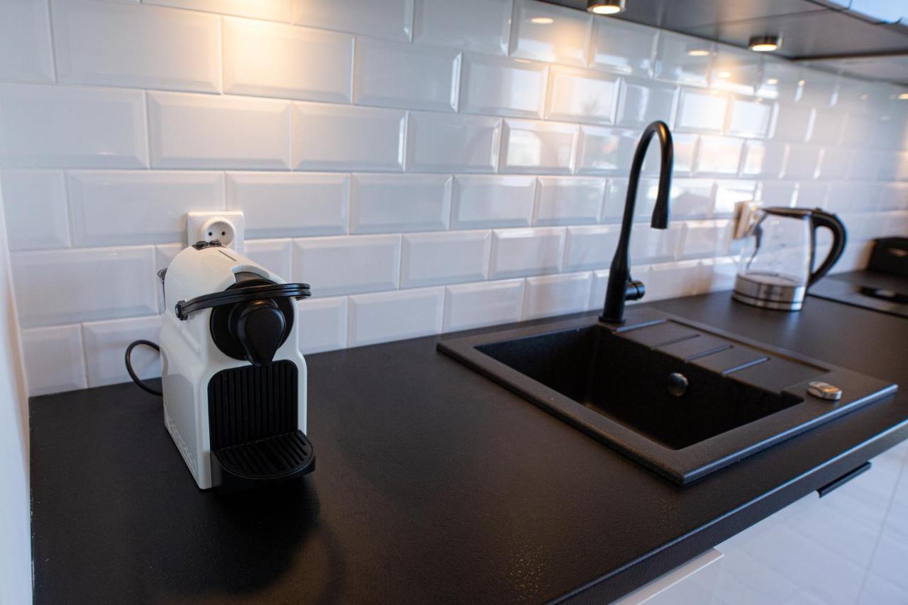 M.H. Black & White Apartment Щецин Екстер'єр фото