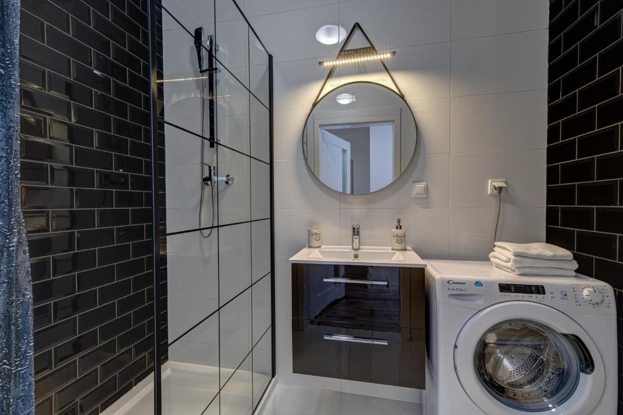 M.H. Black & White Apartment Щецин Екстер'єр фото